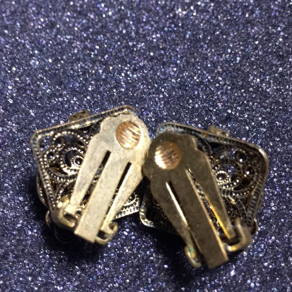 Vintage  gold tone filigree earrings with stone - Picture 5 of 5